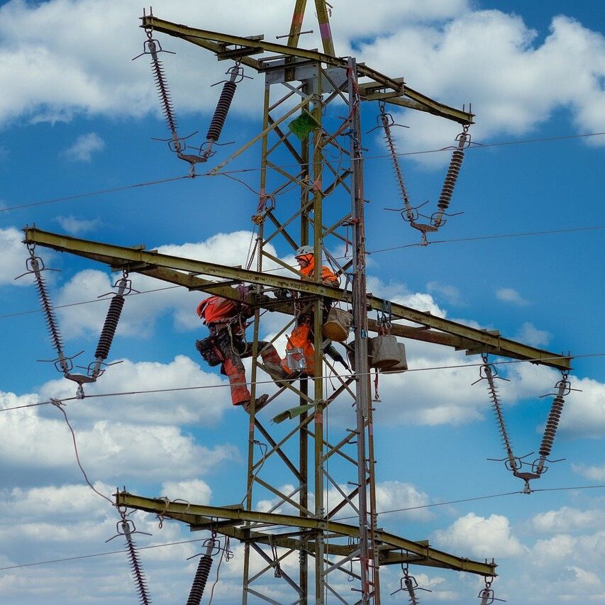 Problem wyładowań łukowych w systemach energetycznych: metody ograniczania ich wpływu na infrastrukturę.